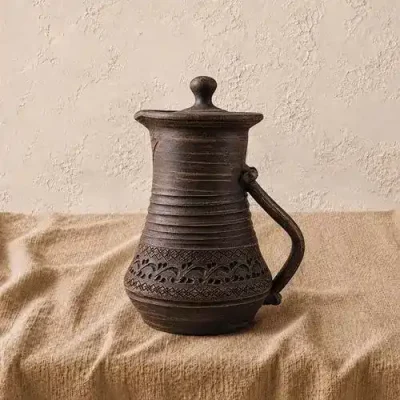 Глечик з кришкою з глини 1л різьблений