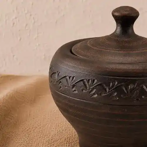 Каструля глиняна 1,5л з кришкою різьблена